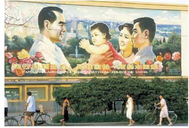 Txinako gobernuak haur bakarraren politikaren baitan antolaturiko kanpaina bateko kartela, Pekingo kaleetan.<br><br>